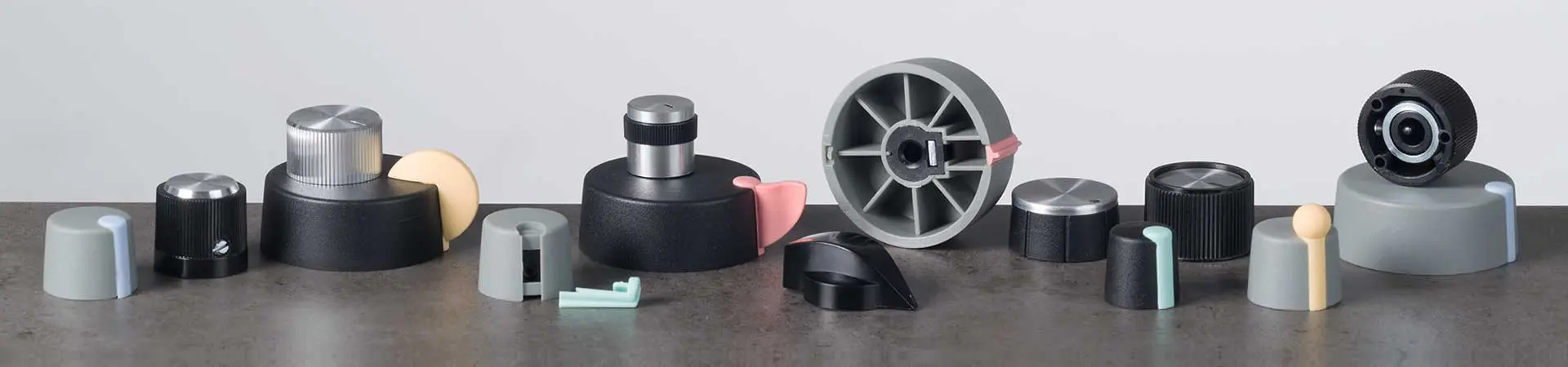 Lateral screw fixing knobs